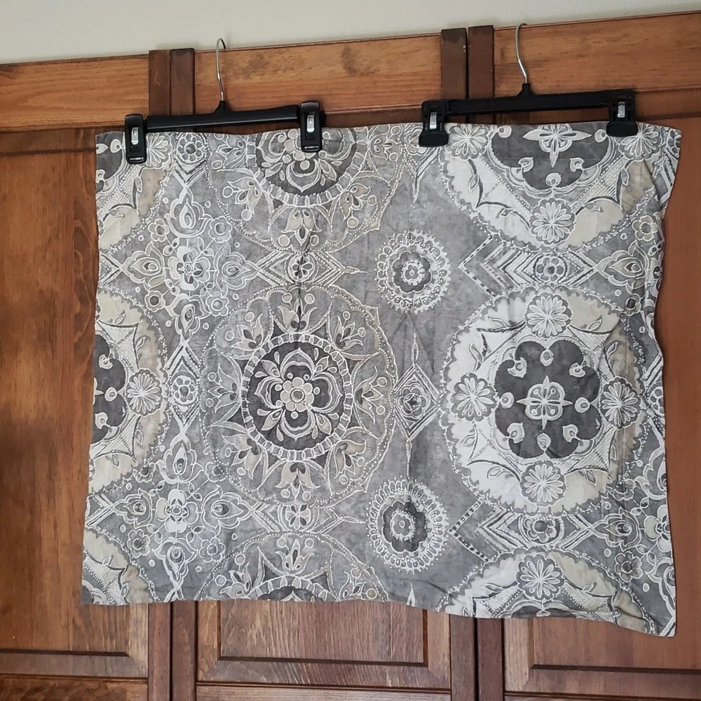 Pottery Barn NWOT Jacquelyn Medallion Sateen Standard Pillow Shams Set of 2